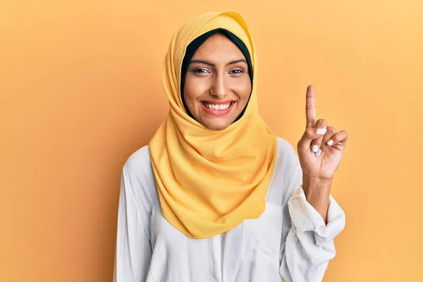 Joven Morena Árabe Mujer Usando Tradicional Bufanda Islámica Hijab Mostrando — Foto de Stock