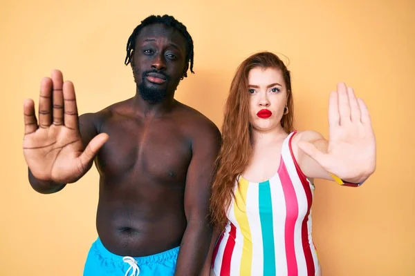 Casal Inter Racial Vestindo Roupa Banho Fazendo Parar Cantar Com — Fotografia de Stock