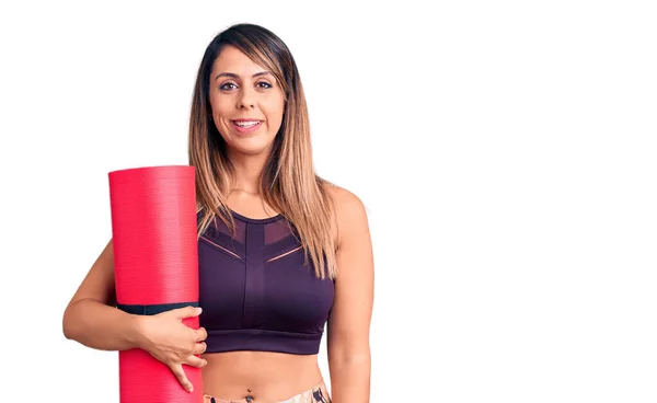 Joven Hermosa Mujer Usando Ropa Deportiva Sosteniendo Estera Yoga Con — Foto de Stock