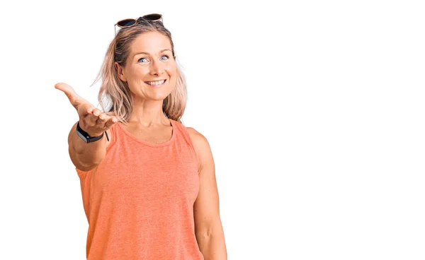 Mulher Loira Forma Meia Idade Vestindo Roupas Casuais Verão Óculos — Fotografia de Stock