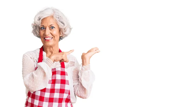 Senior Mulher Cabelos Grisalhos Vestindo Avental Espantado Sorrindo Para Câmera — Fotografia de Stock