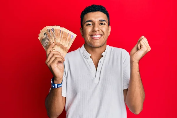 Joven Árabe Sosteniendo Billetes Rand Sudafricanos Gritando Orgulloso Celebrando Victoria —  Fotos de Stock