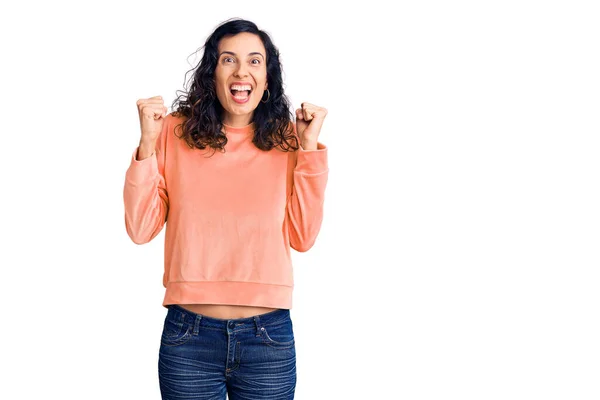 Joven Mujer Hispana Hermosa Vistiendo Ropa Casual Celebrando Sorprendida Sorprendida — Foto de Stock