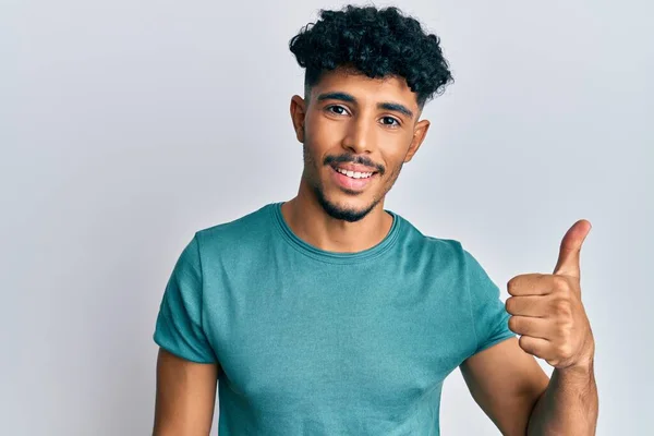 Giovane Arabo Bell Uomo Indossa Abiti Casual Sorridente Felice Positivo — Foto Stock