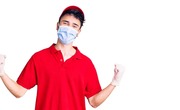 Ung Latinamerikan Man Bär Leverans Uniform Och Medicinsk Mask Skriker — Stockfoto