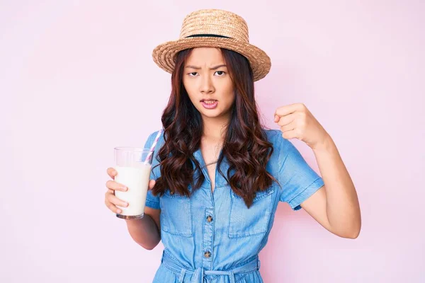 Ung Vacker Kinesisk Flicka Bär Sommar Hatt Innehav Glas Mjölk — Stockfoto