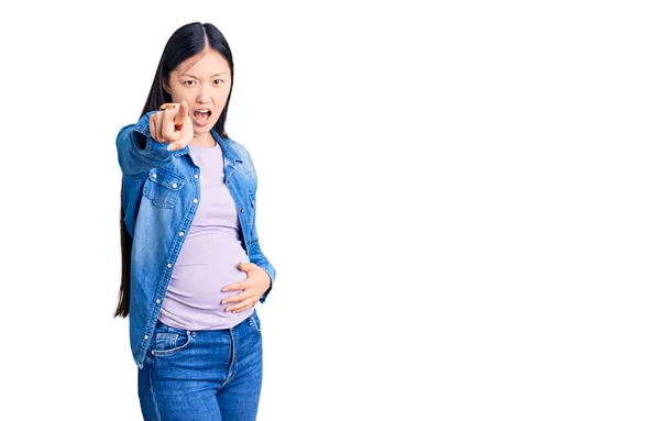 Jovem Mulher Chinesa Bonita Grávida Esperando Bebê Apontando Descontente Frustrado — Fotografia de Stock