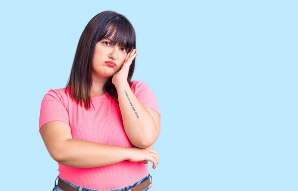 Junge Size Frau Lässiger Kleidung Die Müde Und Gelangweilt Wirkt — Stockfoto