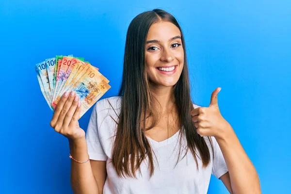Młoda Latynoska Kobieta Trzyma Szwajcarskie Banknoty Frankowe Uśmiechnięte Szczęśliwie Pozytywnie — Zdjęcie stockowe