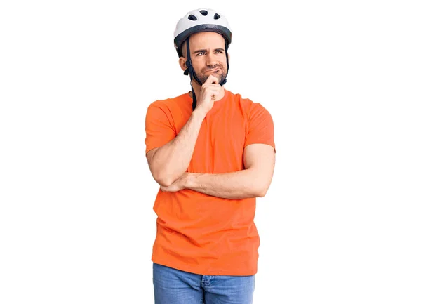 Jovem Homem Bonito Usando Capacete Bicicleta Rosto Sério Pensando Questão — Fotografia de Stock