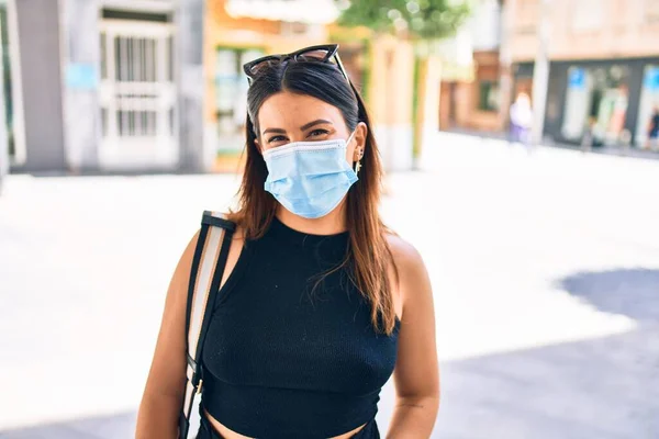 Jovem Bela Mulher Morena Usando Máscara Médica Caminhando Rua Cidade — Fotografia de Stock