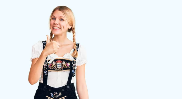 Junge Schöne Blonde Frau Oktoberfestkleid Macht Glückliche Daumen Nach Oben — Stockfoto