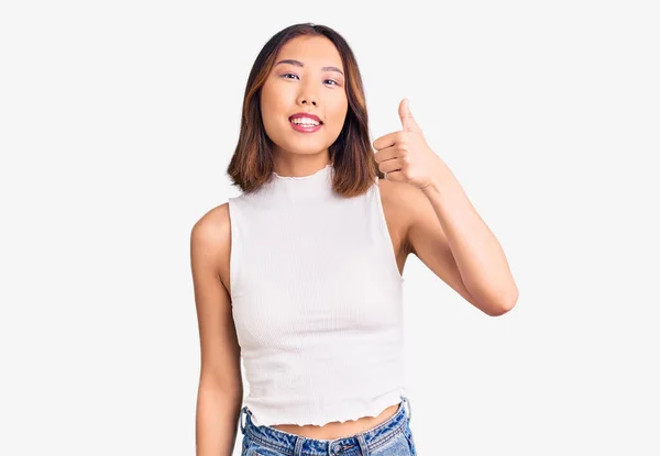 Menina Chinesa Bonita Nova Vestindo Roupas Casuais Sorrindo Feliz Positivo — Fotografia de Stock