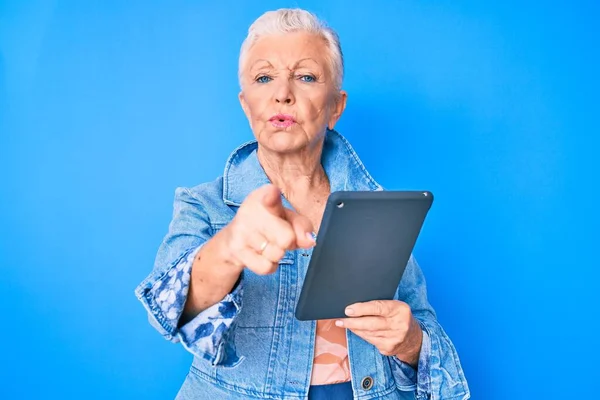 Ältere Schöne Frau Mit Blauen Augen Und Grauen Haaren Mit — Stockfoto