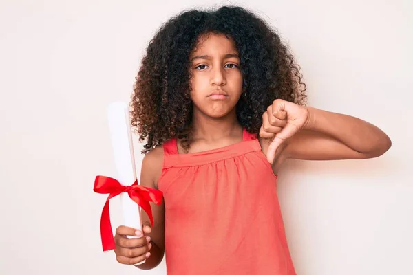 Afroamerikanisches Kind Mit Lockigem Haar Diplom Mit Wütendem Gesicht Negatives — Stockfoto