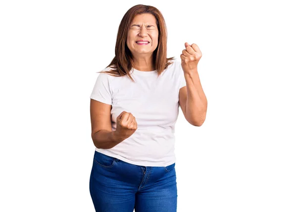 Middelbare Leeftijd Latijn Vrouw Draagt Casual Witte Tshirt Vieren Verrast — Stockfoto