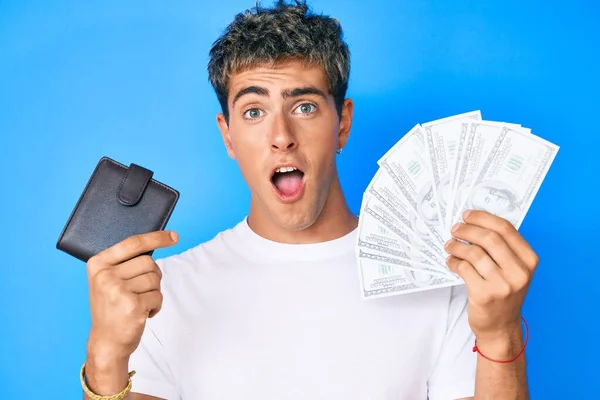 Joven Hombre Guapo Sosteniendo Billetera Billetes Dólares Celebrando Loco Sorprendido —  Fotos de Stock