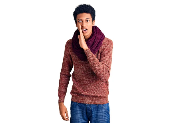 若いですアフリカ系アメリカ人男性身に着けていますカジュアル冬のセーターとスカーフ手で口に秘密噂を伝えます ささやく悪意のある話会話 — ストック写真