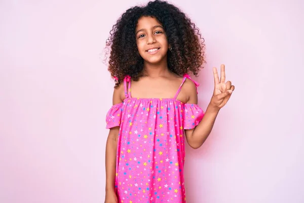 自信と幸せな笑顔ながら カジュアルなドレスを着て 指の数2を指している巻き毛を持つアフリカ系アメリカ人の子供 — ストック写真
