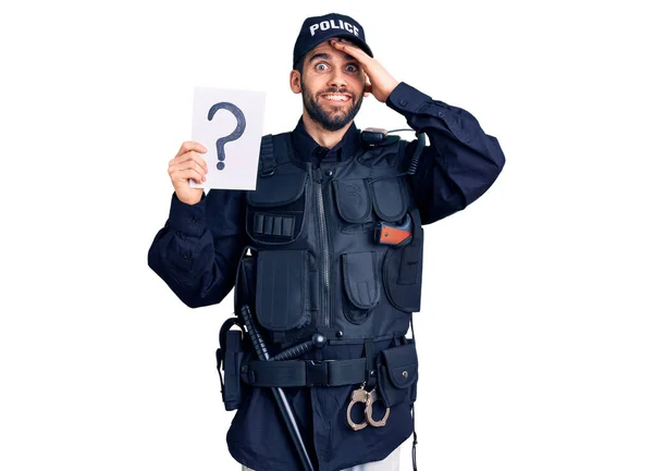 Νεαρός Όμορφος Άντρας Γενειάδα Φορώντας Αστυνομική Στολή Κρατώντας Ερωτηματικό Στρεσαρισμένος — Φωτογραφία Αρχείου