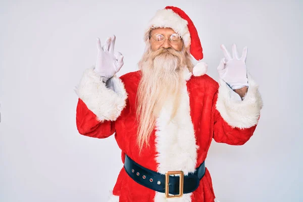 Stařec Šedivými Vlasy Dlouhými Vousy Kostýmu Santa Clause Odpočívá Usmívá — Stock fotografie