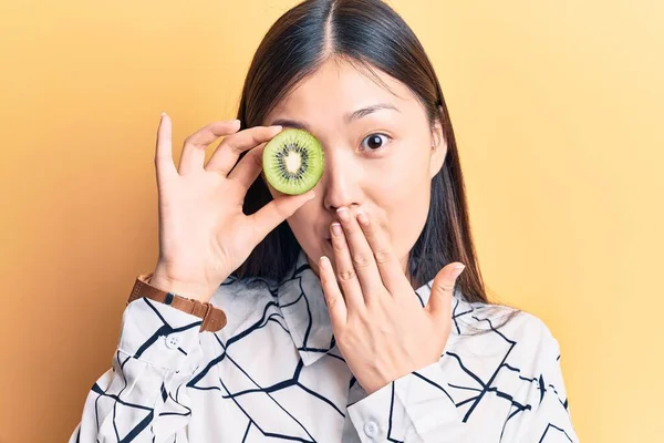 Young Beautiful Chinese Woman Holding Kiwi Eye Covering Mouth Hand — Stock Photo, Image