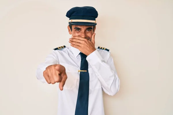Mladý Hispánec Uniformě Pilota Letadla Směje Ukazuje Prstem Kameru Rukou — Stock fotografie