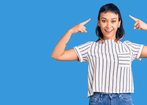 Jonge Vrouw Draagt Casual Kleding Glimlachend Wijzend Naar Het Hoofd — Stockfoto