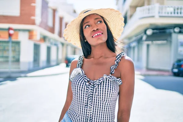 Ung Afrikansk Amerikansk Kvinna Semester Ler Glad Promenader Gatan Staden — Stockfoto