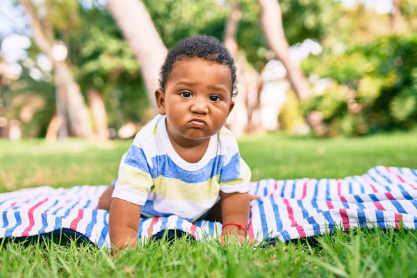 Entzückende Afrikanisch Amerikanische Pummelige Kleinkind Sitzt Auf Dem Gras Park — Stockfoto