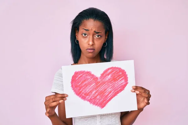 Jovem Afro Americana Segurando Coração Desenhar Expressão Indolor Confuso Conceito — Fotografia de Stock