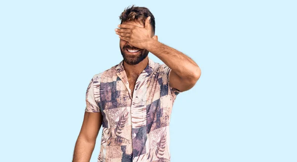 Ung Latinamerikan Man Bär Sommarkläder Leende Och Skrattar Med Handen — Stockfoto