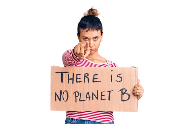 Mujer Joven Sosteniendo Allí Hay Planeta Pancarta Señalando Con Dedo —  Fotos de Stock
