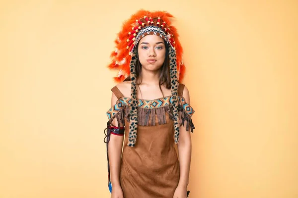 Jong Mooi Latijns Meisje Draagt Indiaans Kostuum Puffende Wangen Met — Stockfoto