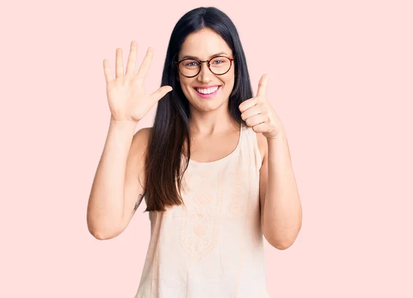 Junge Schöne Kaukasische Frau Trägt Lässige Kleidung Und Brille Und — Stockfoto