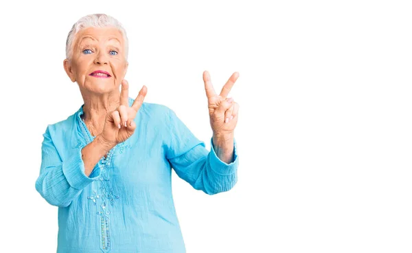 Ältere Schöne Frau Mit Blauen Augen Und Grauen Haaren Sommerkleid — Stockfoto