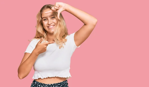 Menina Loira Jovem Vestindo Camiseta Branca Casual Sorrindo Fazendo Moldura — Fotografia de Stock