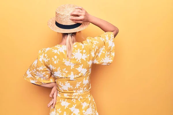 Hermosa Mujer Rubia Vacaciones Con Sombrero Verano Vestido Sobre Fondo —  Fotos de Stock