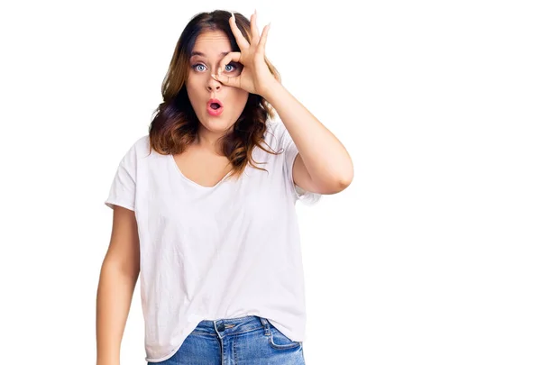 Junge Schöne Kaukasische Frau Trägt Legeres Weißes Shirt Und Tut — Stockfoto