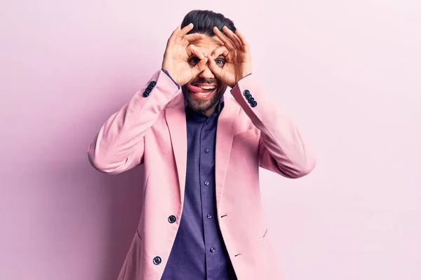 Jeune Homme Beau Avec Barbe Portant Une Veste Élégante Faisant — Photo