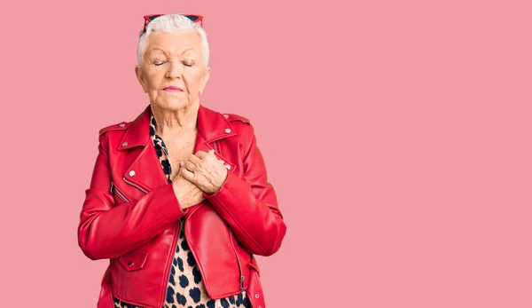 Bella Donna Anziana Con Occhi Azzurri Capelli Grigi Che Indossa — Foto Stock