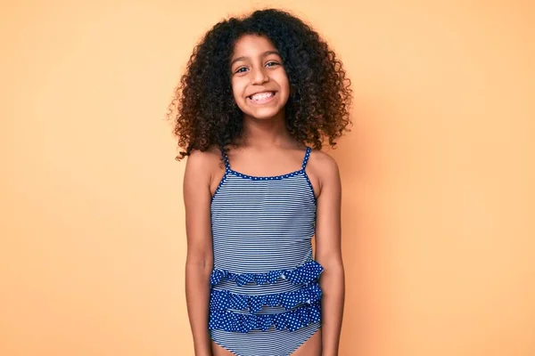 Niño Afroamericano Con Pelo Rizado Usando Trajes Baño Con Aspecto — Foto de Stock