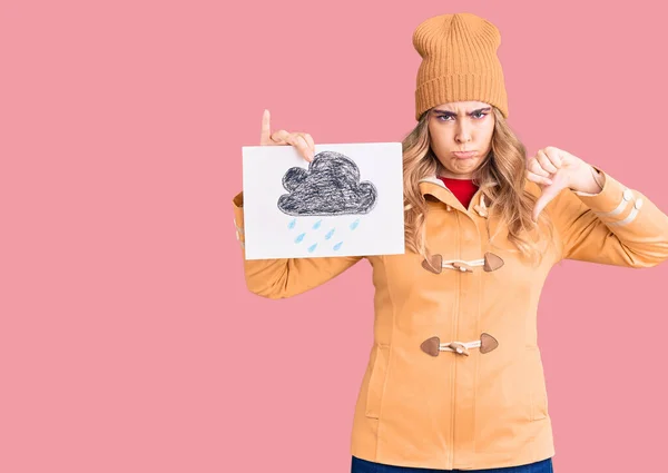 年轻的高加索女人穿着冬季服装 满脸怒容 脸上挂着不喜欢拇指垂下的负面标志 拒绝的概念 — 图库照片