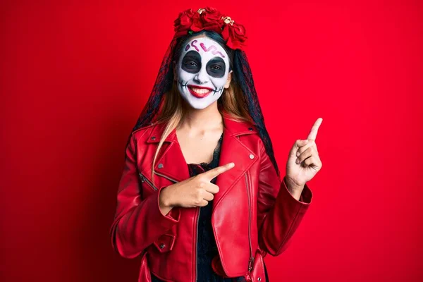 Mulher Vestindo Dia Traje Morto Sobre Vermelho Sorrindo Olhando Para — Fotografia de Stock