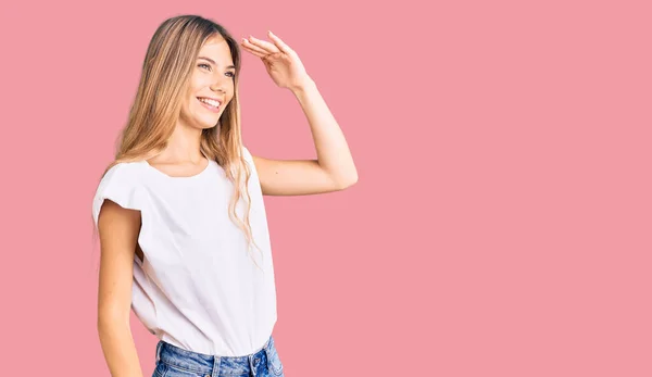 Mooie Blanke Vrouw Met Blond Haar Casual Wit Tshirt Erg — Stockfoto