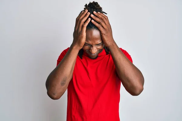 Homem Afro Americano Com Tranças Vestindo Roupas Casuais Sofrendo Dor — Fotografia de Stock