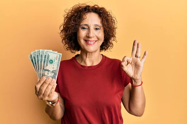 Hermosa Mujer Madura Mediana Edad Sosteniendo Billetes Dólares Haciendo Signo —  Fotos de Stock