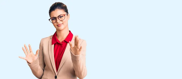 Mujer Hermosa Joven Con Camisa Negocios Gafas Expresión Disgustada Disgustada —  Fotos de Stock