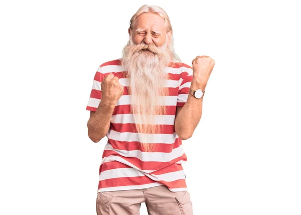 Gri Saçlı Uzun Sakallı Çizgili Tişörtlü Yaşlı Bir Adam Kolları — Stok fotoğraf