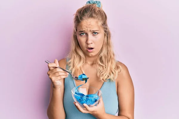 Ung Blond Flicka Äter Mätaren Gör Diet För Viktminskning Chockansikte — Stockfoto